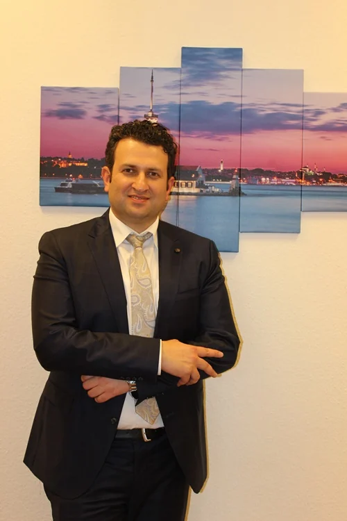 Av. Talha Barut, Hamburg'daki bürosunda