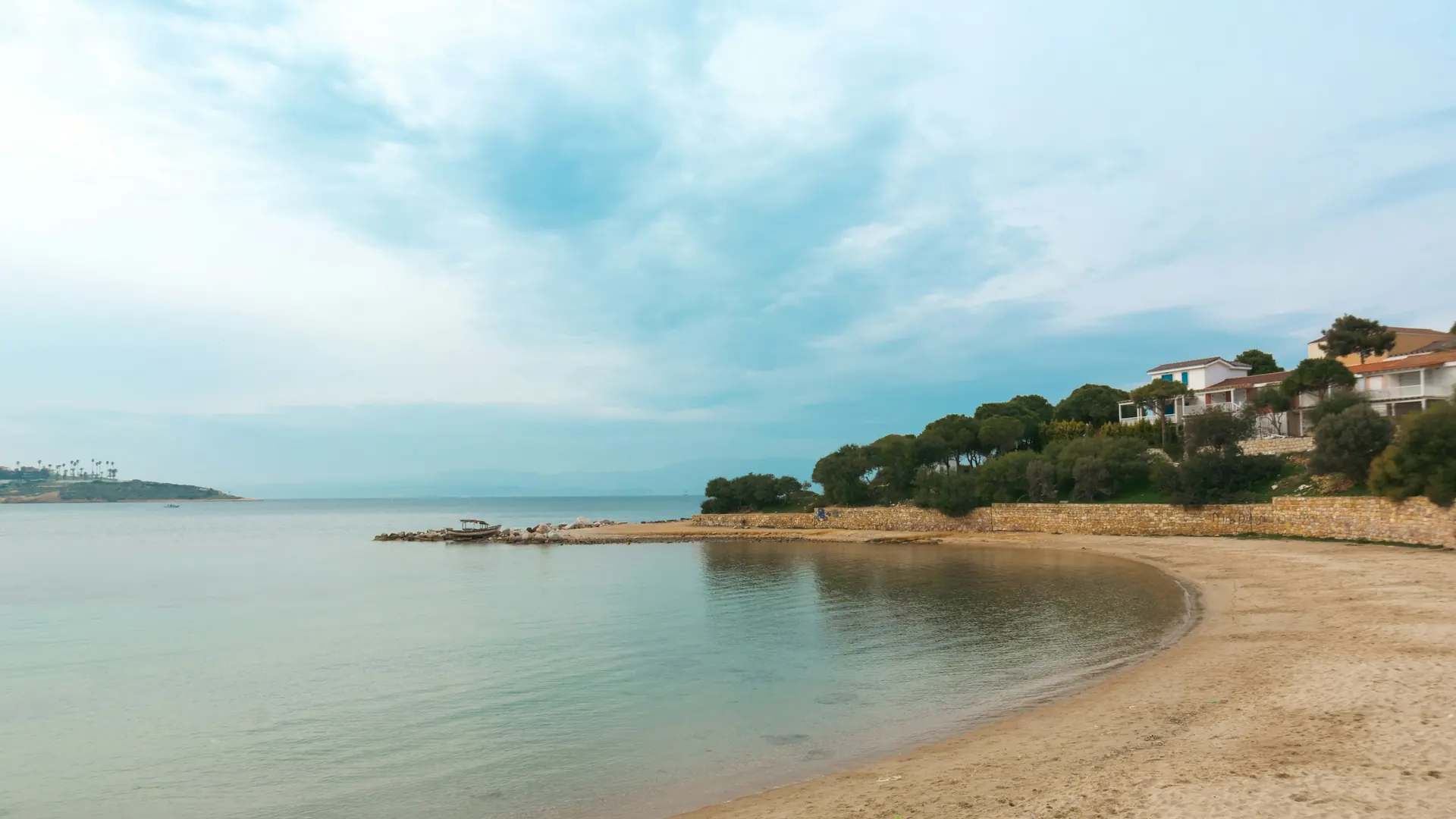 Çeşme'de tepedeki evler ve sahil